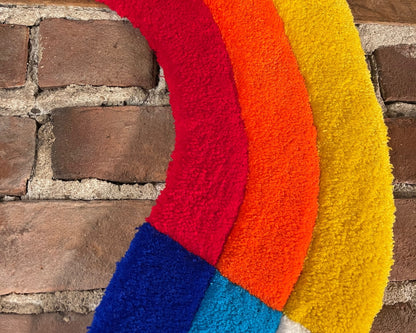 Tapis mural abstrait en forme de vague colorée – pièce décorative originale aux contours libres et artistiques.
