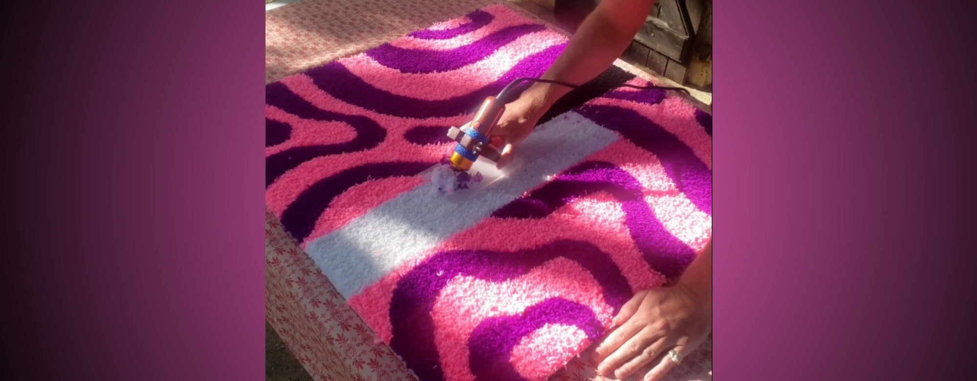 Load video: Vidéo de confection d&#39;un grand tapis sur mesure qui donne vie au logo de la marque Mood Creation&#39;S.