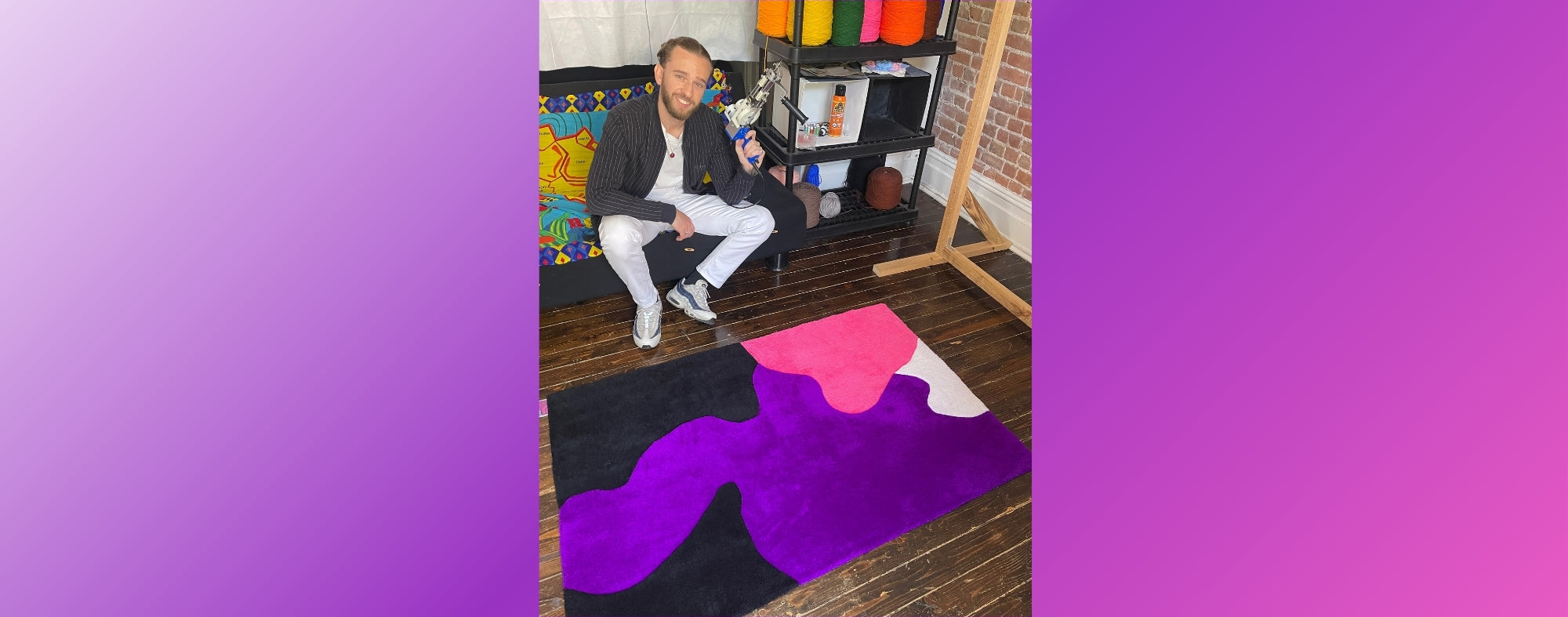 Charger la vidéo : Vidéo de fabrication d&#39;un tapis de salon tufté à la main. 