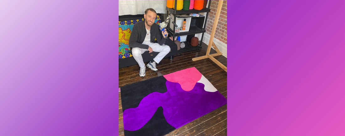 Vidéo de fabrication d'un tapis de salon tufté à la main. 