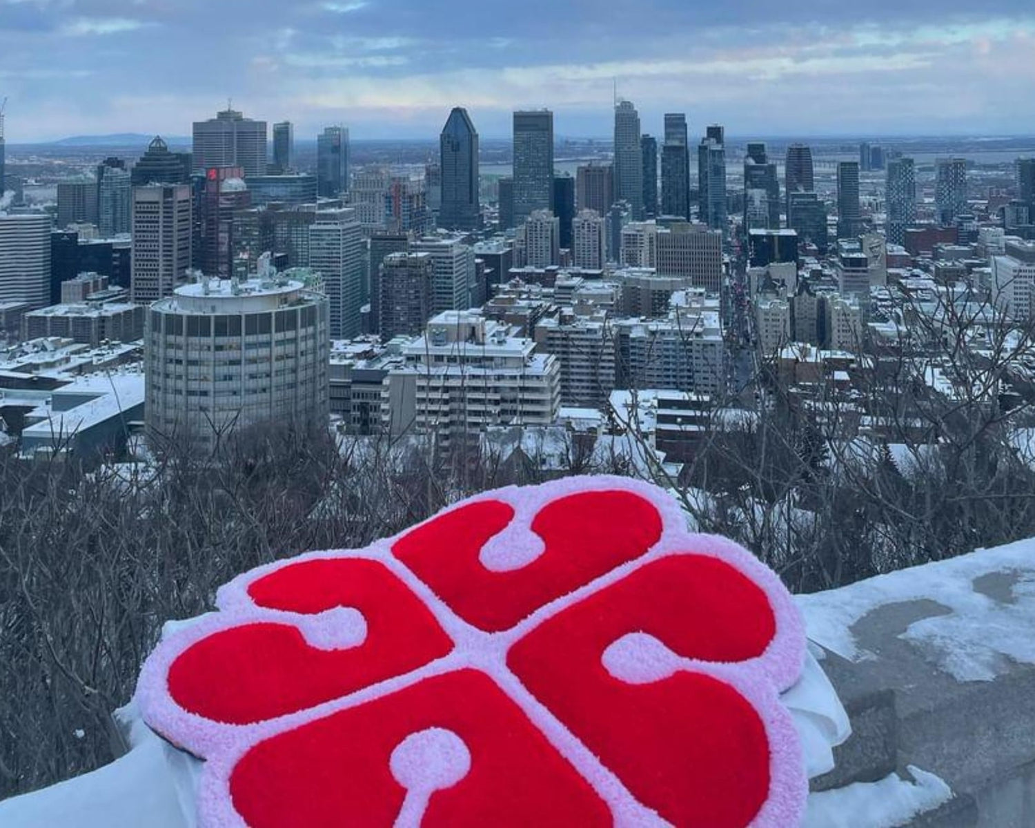 Tapis mural unique tufté à la main par Mood Creation's représentant le logo de la ville de Montréal.