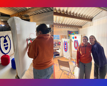 Clientes lors d'une initiation tufting dans mon atelier à Toulouse. 