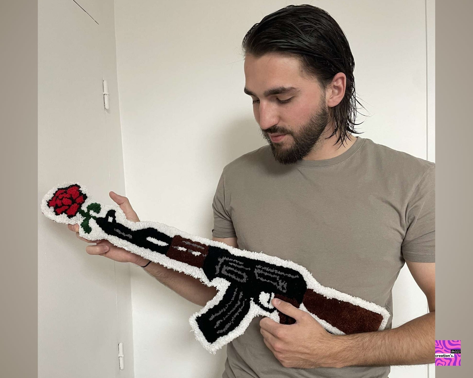 Tapis personnalisé unique tufté à la main qui représente un fusil avec un rose au bout du canon.